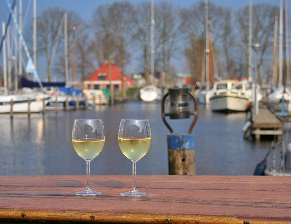 Boot-Huren-En-Dineren-Aan-Boord-Eetcafe-Tante-Sjuul-2