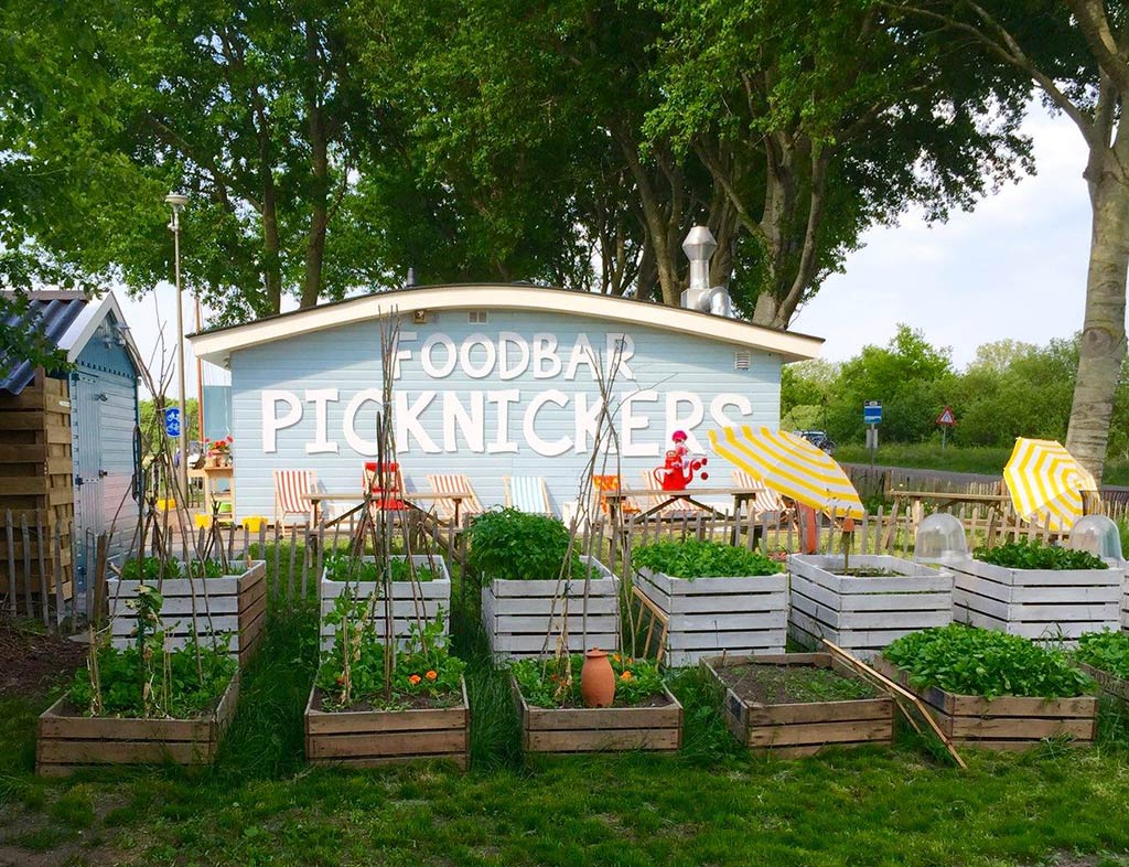 Boot-Huren-En-Dineren-Aan-Boord-Picknickers-Terherne-1