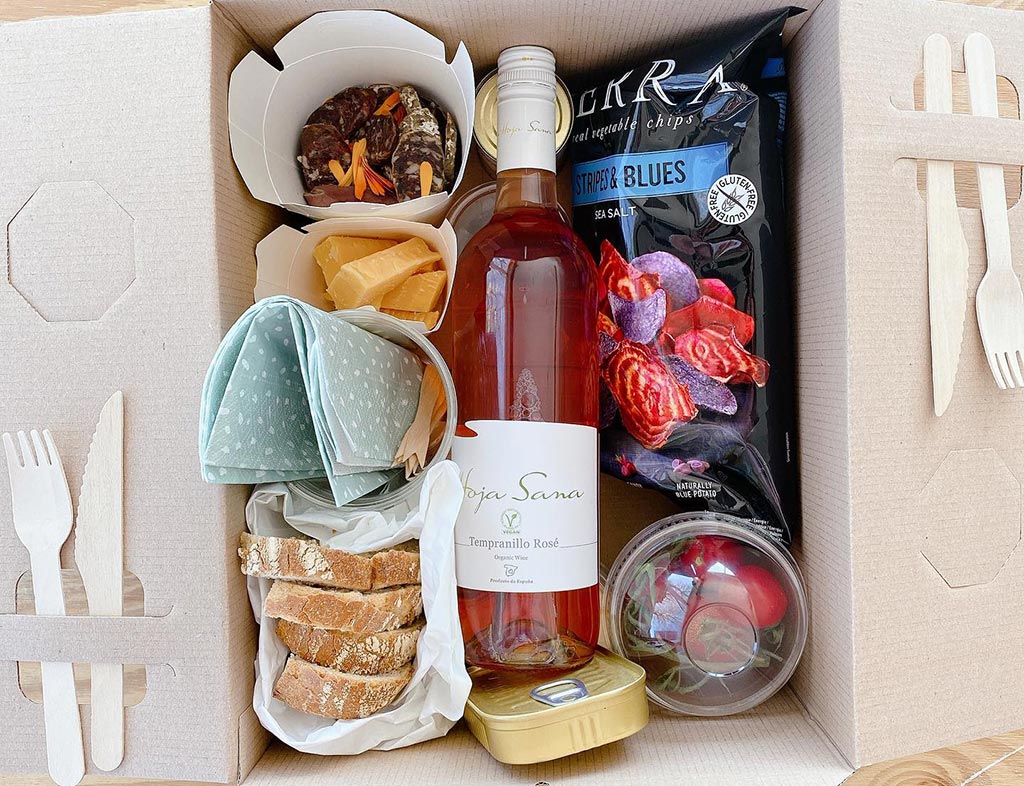 Boot-Huren-En-Dineren-Aan-Boord-Picknickers-Terherne-4