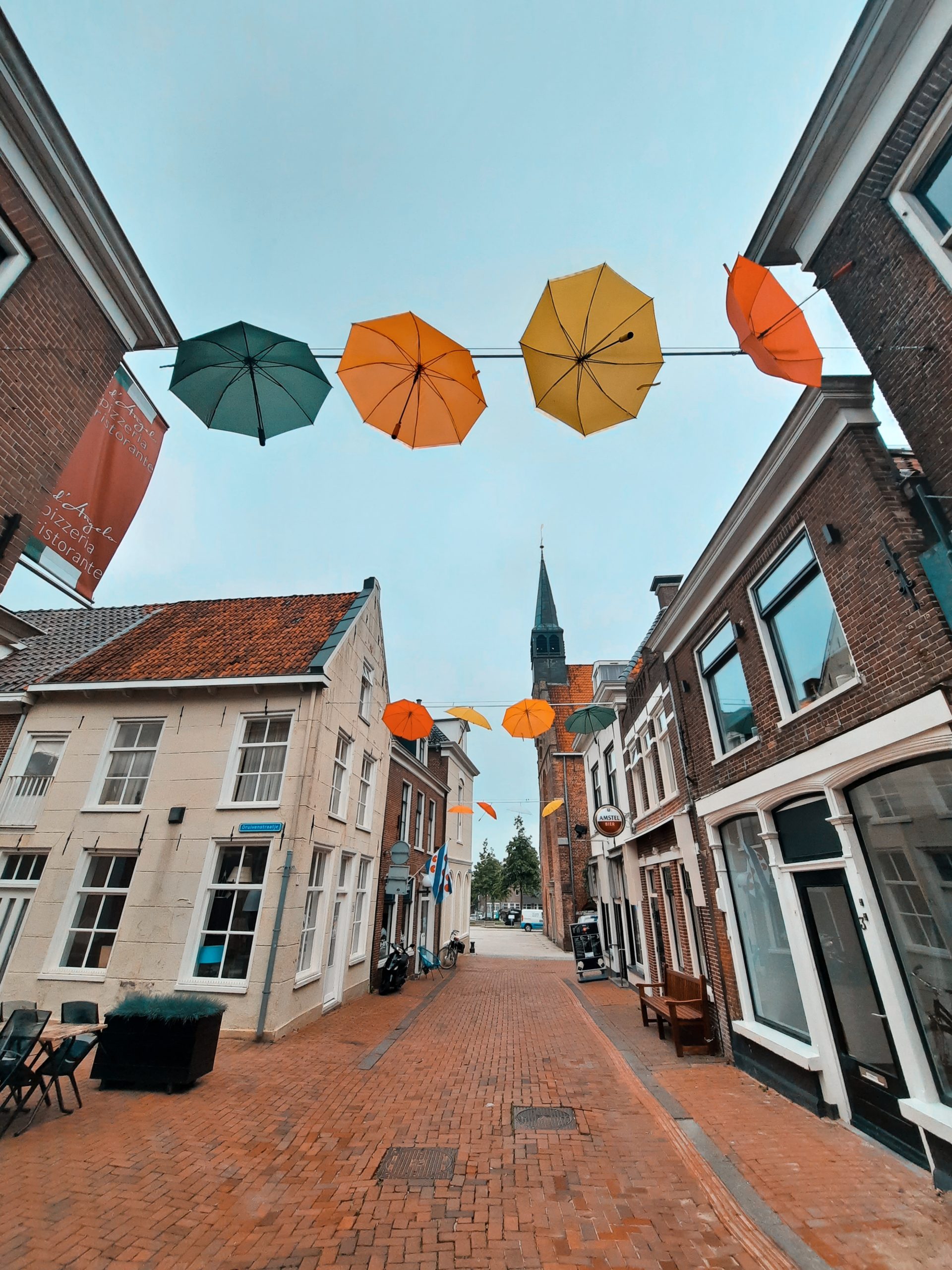 Dokkum-heeft-het-allemaal-paraplus-sintmartinuskerk