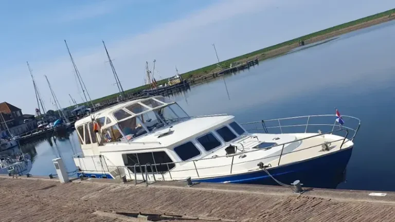 Motorjachten in de haven van HW Yachtcharter in Grou