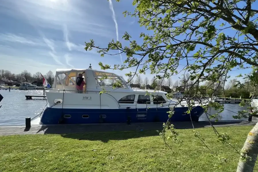 Haven in Grou met motorjachten van HW Yachtcharter