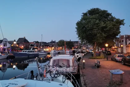 Lemmer haven in het blauwe uur