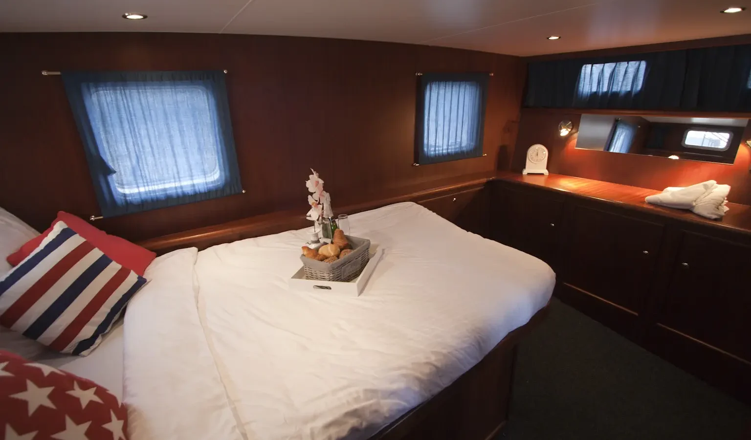 Comfortabele kajuit aan boord van een motorjacht