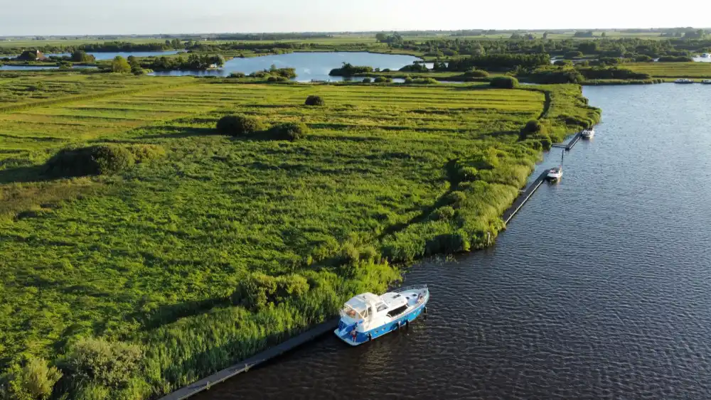 Motorjacht op de Friese meren