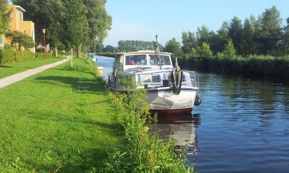 Gereedliggend motorjacht op de Friese wateren