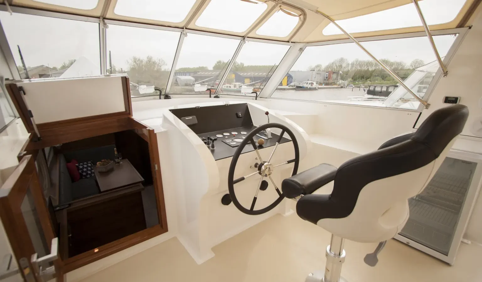 Stuurstand van een motorjacht waar bediening en navigatie worden uitgelegd