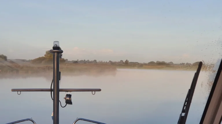 Rustige aanlegplaats en mistig water in Friesland