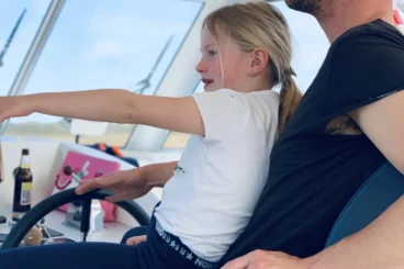 Gezin bereidt zich voor op varen in Friesland
