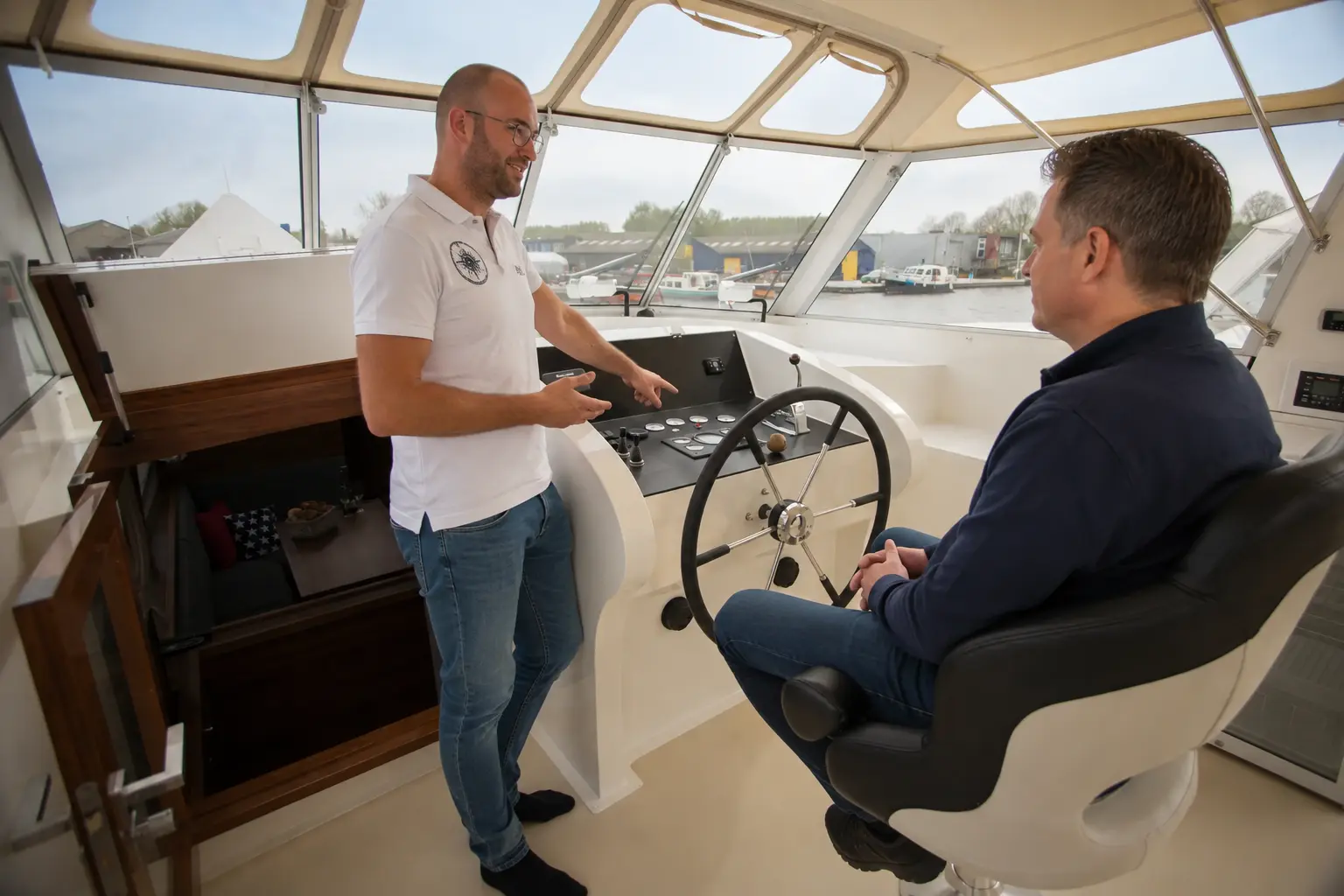 Jachthaven Grou bij avond